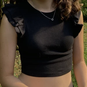 Topp - En jättesöt svart topp från Zara! 