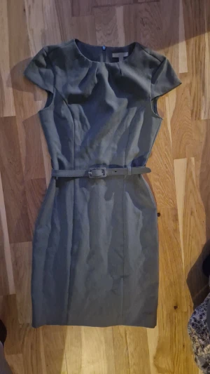 Kostym klänning - Sofistikerad klänning som ger dig riktigt snygga former. Pefekt om du är smal men endå har kurver. Ska du på jobbintervju så är det här ett måste 