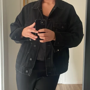 Jeansjacka  - Svart jeansjacka från Bershka, inte fått så mycket användning av den så i bra skick. Storlek S