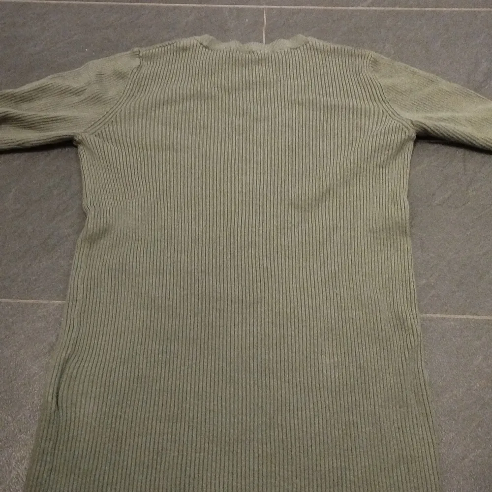 jag säljer den här långärmade tröja i en mörkgrönaktig färg! Den är i storlek 142 till 156 som ni ser på bild två och den är köpt på Cubus för 250 och jag säljer den för 70 men går att pruta!!❤️☺️ Köparen betalar frakt💕. Tröjor & Koftor.