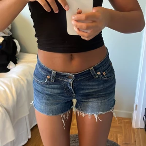 Levis shorts - Lowwaist levis shorts (klippta jeans) jätte snygga och passar till allt! 