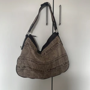 Vintage väska Benetton - Säljer denna som jag aldrig har fått användning av då det inte är min stil, man får mycket plats i den och ganska cool!