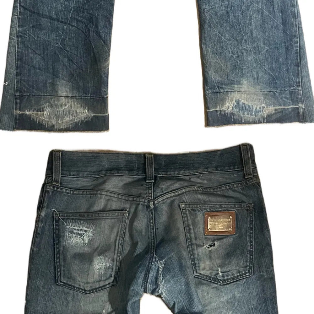 - Vintage jeans från Dolce Gabbana som har lagats på flera ställen och med custom flare/bootcut    - 100% bomull   - DG metall tag   -DM för fler bilder, mått och andra frågor  -550 obo . Jeans & Byxor.