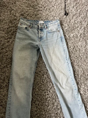 Zara jeans  - Säljer dessa zara jenas straight som jag tror inte går att köpa längre❤️ säljer de då de har blivit försmå! De är använda men inga defekter! De är mid och straight i en ljusblå färg!❤️
