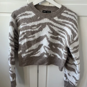 Stickad tröja  - Brun mönstrad tröja. Stickad och jätte fin till vardags!