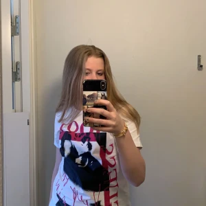 Skitsnygg t-shirt med tryck - Säljer den här as balla t-shirten med tryck ifrån Guess!💕 I storlek M och är skitsnygg till allt! Nypris på dessa t-shirts är 399 Säljer för 159 + köpare står för frakt❣️