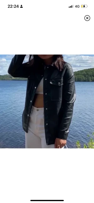 Skinn kappa - Så fin kappa i skinn material! Sitter så fint och är i fint skick. Däremot finns det slitningar på insidan av jackan men inget som synd när dem bärs.