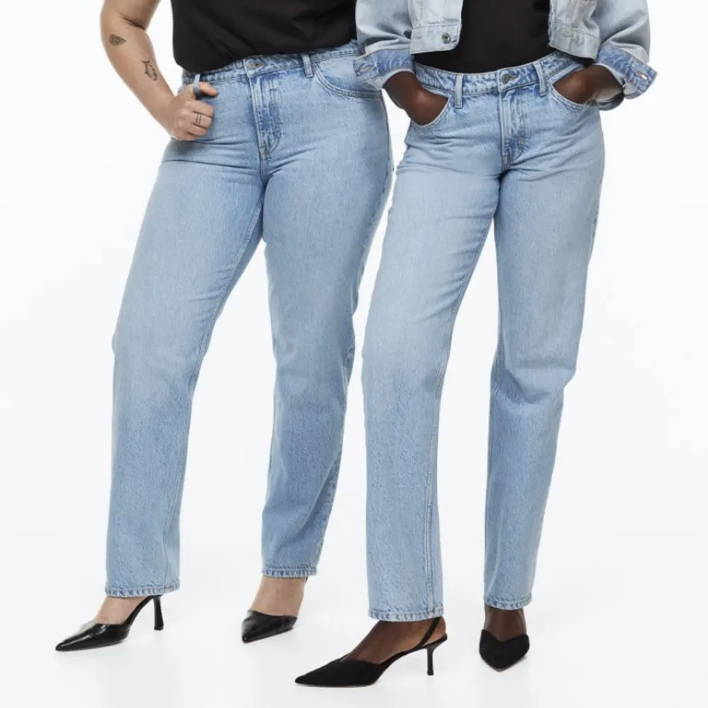 Ljusblåa jeans från H&M. Dessa är lite low waist men otroligt sköna och fina. Säljer för att de inte kommer till användning.  Byxorna är i storlek 40, men jag upplever att H&Ms storlekar är små, skulle jag uppskatta att dessa är i strl M i ”vanliga” strl🥰. Jeans & Byxor.