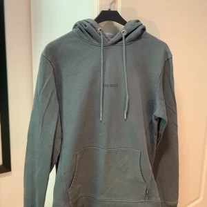 Les Deux Hoodie - Snygg Les Deux hoodie som knappt är använd. Nypris är 699 kr