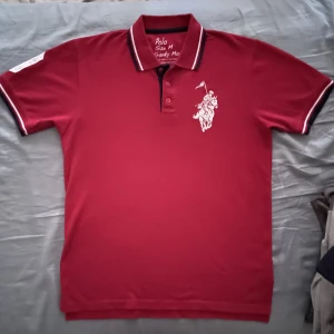 Polo T-shirt  - Helt oanvänd polo T-shirt  Passar för M/L  Köpt för 600kr Priset kan diskuteras 