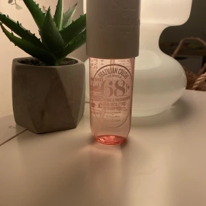 Sol de janeiro body mist 68 90ml - Säljer nu men nästan helt oanvända 90 ml sol de janeiro body mist 68 då jag inte använder den längre, skriv för frågor eller annat