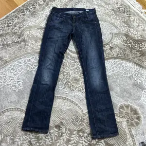 Väldigt snygga lee jeans som är köpta här på Plick i storlek W25 L33