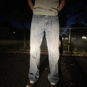 Jeans i 34/34 - Jeans i 34/34 som passr mig som är lite mer än 180. I riktigt bra skick och fler bilder kan skickas på begäran. Skriv vid frågar🙌