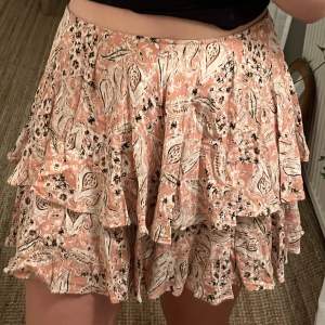 Super fin kjol från zara (mer rosa i verkligheten) Hade från början inbyggda shorts i sig som jag klippt bort. Men det gör så att man kan ha den som en topp också💖💖