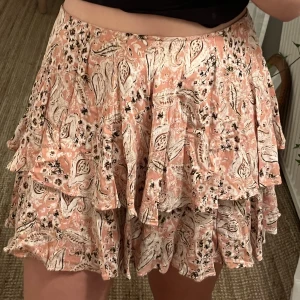 Rosa kjol - Super fin kjol från zara (mer rosa i verkligheten) Hade från början inbyggda shorts i sig som jag klippt bort. Men det gör så att man kan ha den som en topp också💖💖