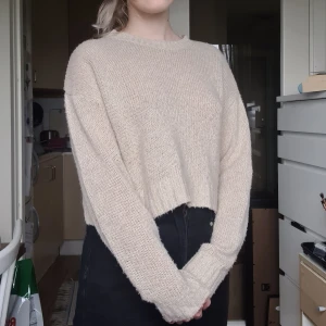 Stickad tröja  - Stickad beige tröja i något kortare längd. Stl S, passar mig som har XS/S.  Använd men i fint skick. Enbart smått nopprig vid ärmslutet 