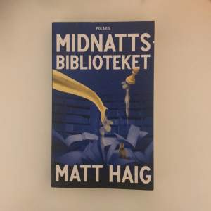 boken ”midnattsbiblioteket” eller ”the midnight library” på engelska i nyskick!💗