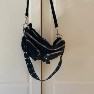 Gina väska  - Fin väska från Gina tricot💕 använd fåtal gånger 💕