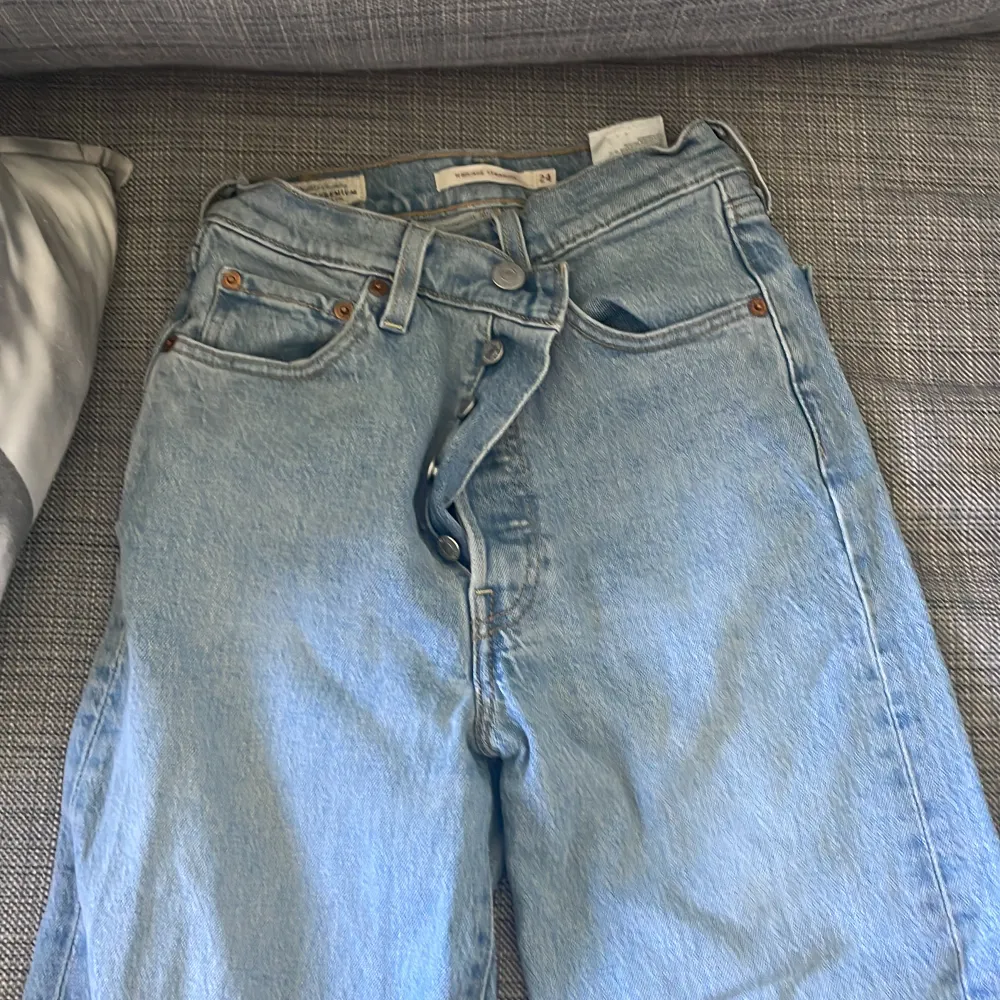 Säljer nu dessa Levis jeans då dem inte kommer till användning❤️Super fina🤩priset är diskuterbart vid snabb affär❤️ köparen står för frakten. Jeans & Byxor.