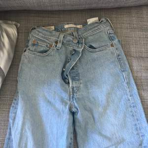 Säljer nu dessa Levis jeans då dem inte kommer till användning❤️Super fina🤩priset är diskuterbart vid snabb affär❤️ köparen står för frakten