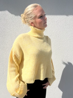 Gul stickad tröja - Fin gul stickad tröja i storlek M, säljer för att den inte kommer till användning⭐️