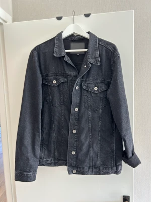 Svart jeansjacka - I gott skick. Skriv för fler bilder 