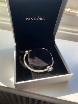 Ett silver armband från Pandora jag aldrig använt! Det är också en charm till som är en gullig svamp. Man kan ta av den om man vill :)   Om man inte vill ha lådan så går det såklart att lösa! <3