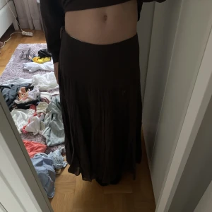 Långkjol - Superfin lågmidjad maxikjol från vila. Meddela gärna om du har några frågor.