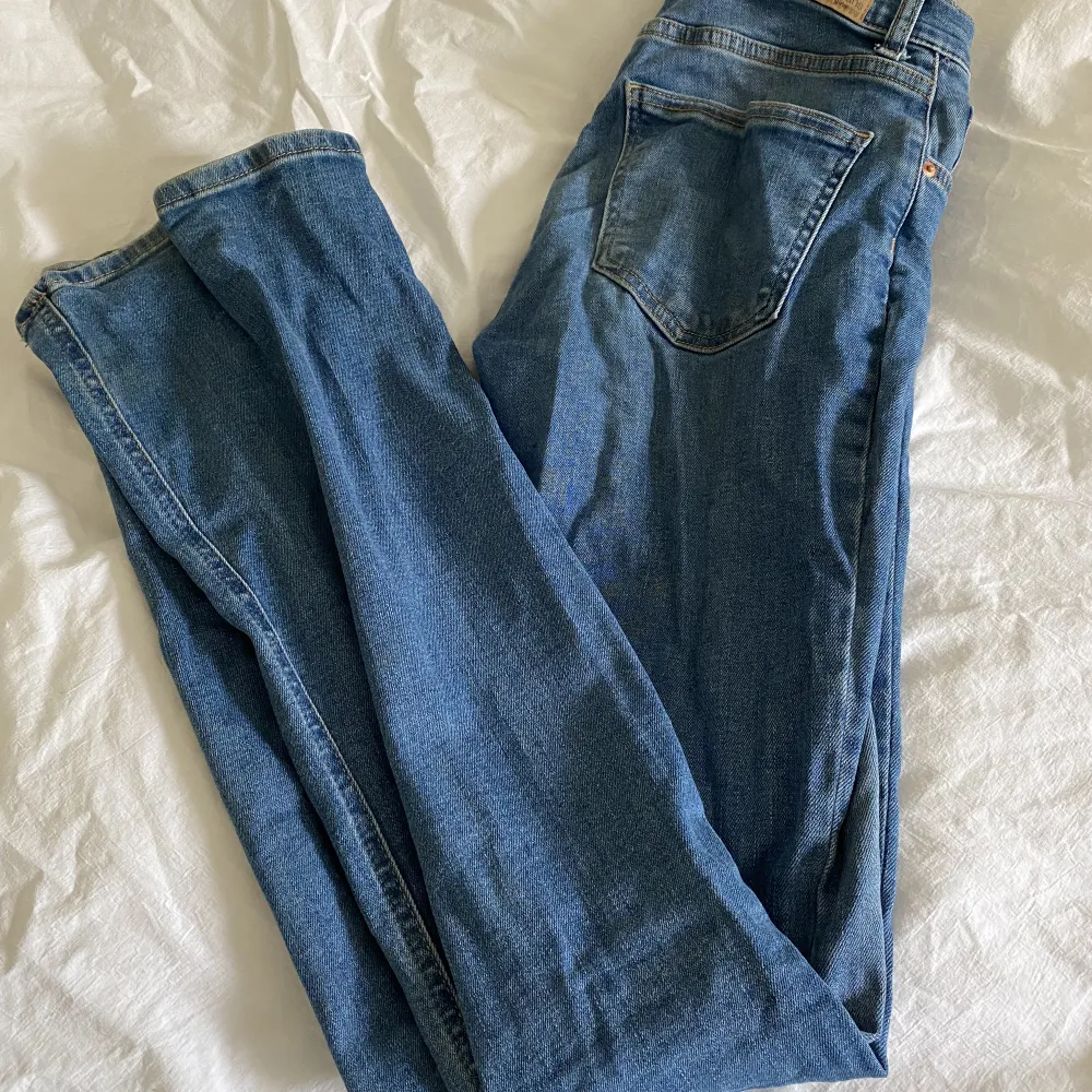 Supersnygga och sköna bootcut jeans från ginatricot!. Jeans & Byxor.