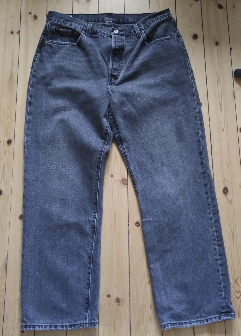 Coola gråsvarta (färgen firestarter) med slitna detaljer på fickor och beslut. Lös passform, mjuka och sköna. . Jeans & Byxor.