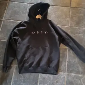 obey hoodie i nyskick i strl L pris kan diskuteras