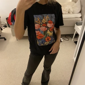 Tshirt med tryck - Säljer denna tshirt från Monki fint skick 💗