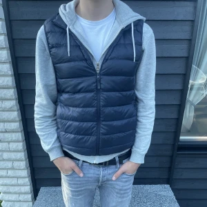 Uniqlo väst - Säljer nu min uniqlo väst i skick 9/10. Nypris ligger på 600. Storlek M. Hör av er om ni har frågor eller funderingar🙌🏻