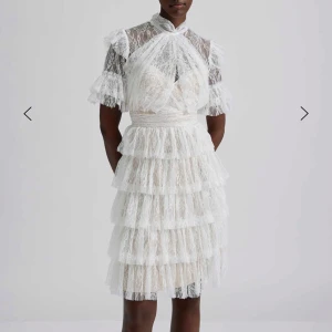Liona Dress  - Säljer min studentklänning från by malina ”Liona dress”. Använd endast 1 gång och är precis som ny. Nypris 2800kr