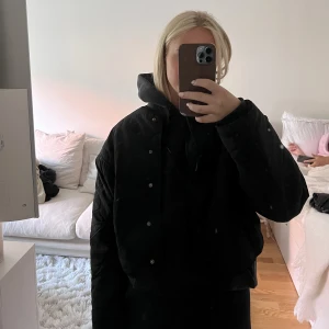 Jacka från Zara - Perfekt jacka nu till hösten från Zara. Lättare dunjacka i tunnare material. Storlek xs