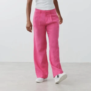 Rosa linnebyxor - Rosa linnebyxor som inte går till användning längre. Är i fint skick dessutom då den har används två ggr. Sitter även jättebra på storlek M. Ordinariepris: 459kr.