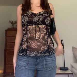 Mönstrad meshtopp - Topp/linne i mesh med täckande tyg under upptill och rosett framtill, från märket Mexx! 🩶