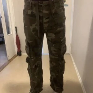 Cargos - Säljer dessa snygga cargos tror dem är typ L pris kan alltid diskuteras. Gör endast byten i Stockholm 