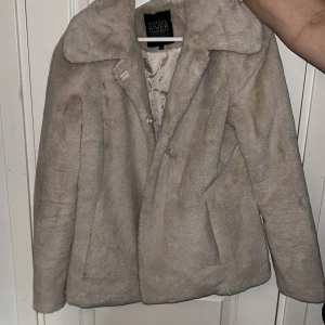 Pälsjacka - Jättemysig och fin pälsjacka från soul river, ett spänne är trasigt men det är ganska enkelt att fixa om man kan sy 🥰