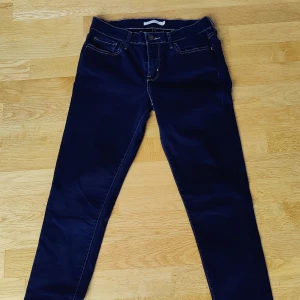 Mörkblåa Levis jeans  - Köpt från Levis  I nyskick, helt oanvänd, inga defekter Djurfritt Rökfritt hem  Hämtas i Åkarp eller skickas via post  Köparen betalar fraktkostnad samt varan i förväg