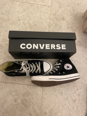 Converse  - Så snygga Svarta Converse. Använda fåtal gånger och i väldigt gott skick. Orginalförpackning kvar