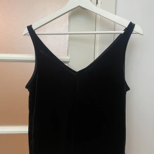 Svart linne - Svart fint linne med cool v ringning. Skönt material!