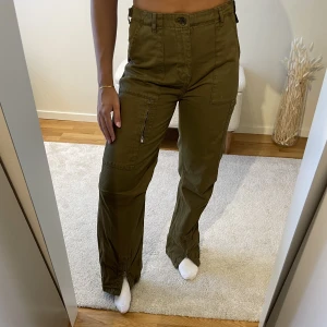 Cargo pants  - Jättesnygga byxor från Zara i en så snygg färg med jättefina detaljer! Storlek M men tycker de är lite mer som en S💫💫