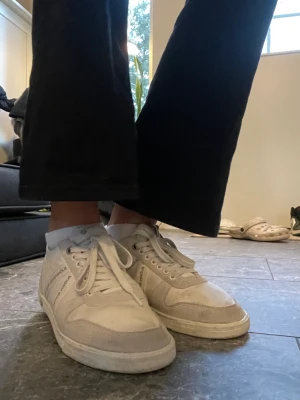 Björn Borg skor - Vita snygga äkta Björn Borg sneakers, obetydligt använda. Storlek 37. 