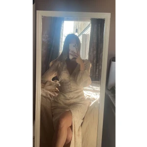 Klänning Nelly Strl: 34 - Utsåld jättefin gammalrosa långklänning från Nelly säljes, fina detaljer med knappar framtill och en slits.  Använd endast vid ett tillfälle, bra skick (som ny), Nypris: 699:-