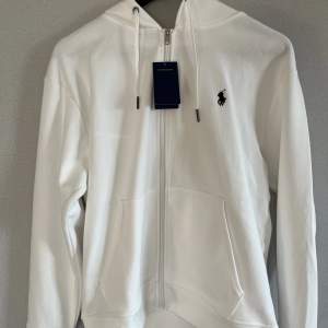 Helt Ny Ralph Lauren zip hoodie Storlek S Färg vit  Pris går att diskuteras