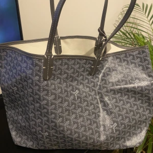Goyard väska - Goyard liknade väska, ser identisk ut med den riktiga, riktigt bra kvalite, aldrig använd, dustbag medföljer💗💗
