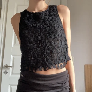 Topp - Snygg svart topp med blommönster. Jättefint skick!🖤