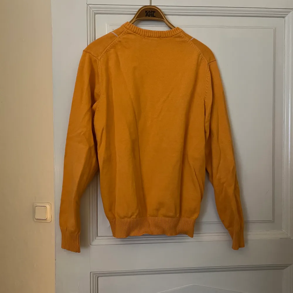 Orange sweater i storlek small.  Smal passform och sitter lite för tight på mig som är 175 cm lång. Fin färg som funkar perfekt till ett par mörka baggy jeans.. Tröjor & Koftor.