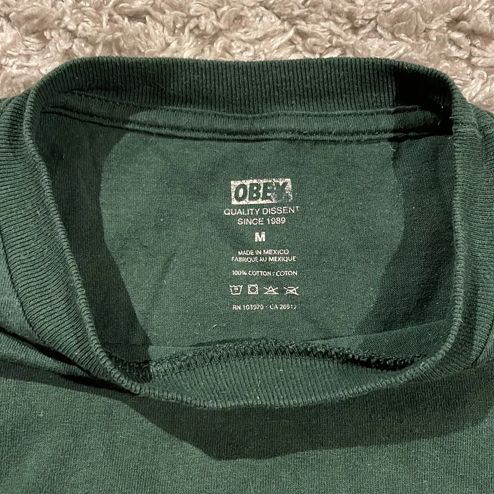 En grön T-shirt från märket Obey! Köptes för 400kr men säljer nu för 150kr! Jag säljer den då jag inte använder den så mycket längre. Bra skick!💗 (köparen står för frakt). T-shirts.